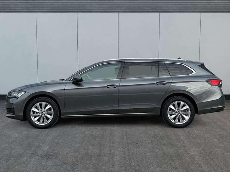 Neu Skoda Superb Selection 150 PS (110 kW) 2025 Graphitegrau metallic Kombi