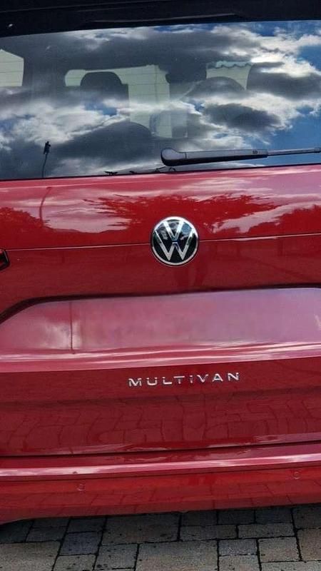 Gebraucht VW Multivan Life 150 PS (110 kW) 2024 Rot Van
