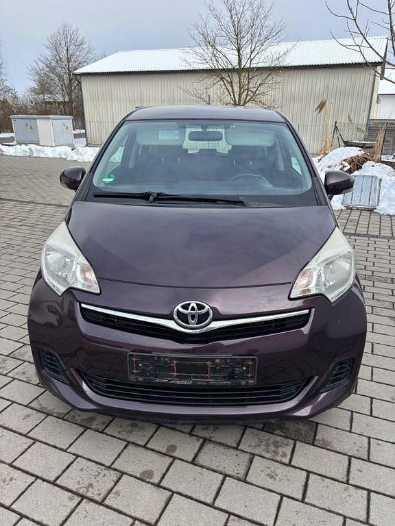 Gebraucht Toyota Verso-S 99 PS (72 kW) 2011 Violet Van / Kleinbus