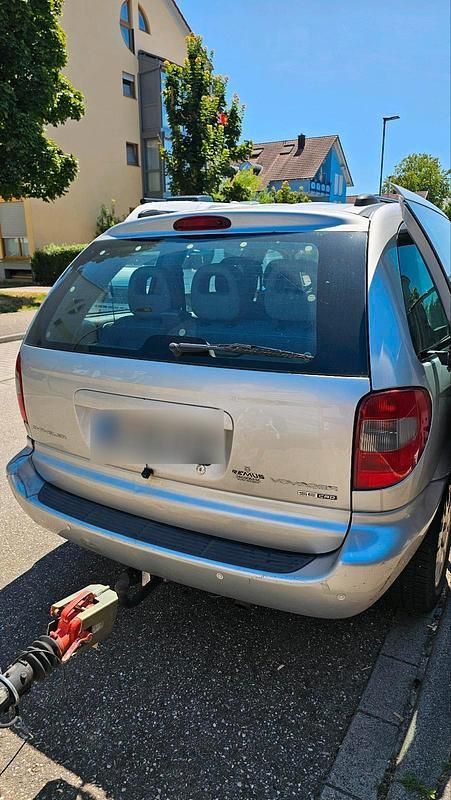 Silber Gebraucht 2004 Chrysler Voyager Van / Kleinbus | 2.000 € (Guter Preis) - Bild 1/4