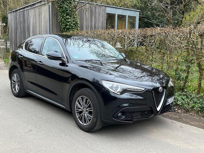 Gebraucht Alfa Romeo Stelvio Super 209 PS (153 kW) 2017 Schwarz SUV