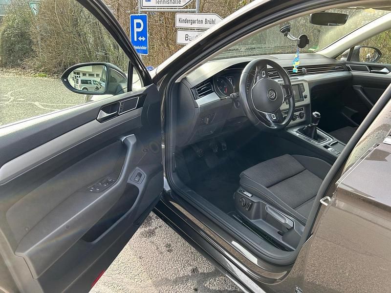 Gebraucht VW Passat 120 PS (88 kW) 2018 Braun Kombi