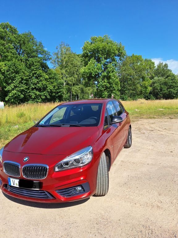 Rot Gebraucht 2015 BMW 218 Active Tourer Sport Line Van / Kleinbus | 9.980 € (Superpreis) - Bild 1/4
