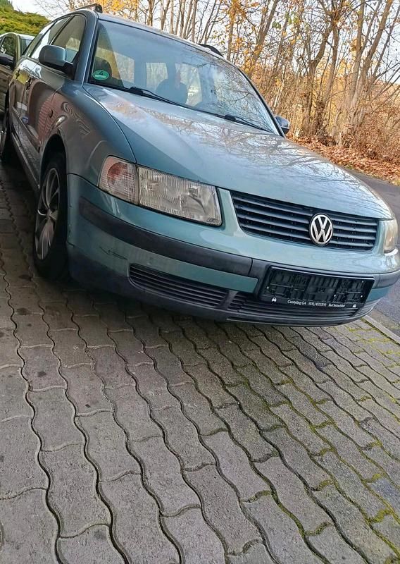 Blau Gebraucht 1998 VW Passat Kombi | 1.550 € (Guter Preis) - Bild 1/4