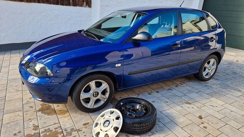 Blau Gebraucht 2004 Seat Ibiza Fresh Limousine | 1.800 € (Fairer Preis) - Bild 1/4