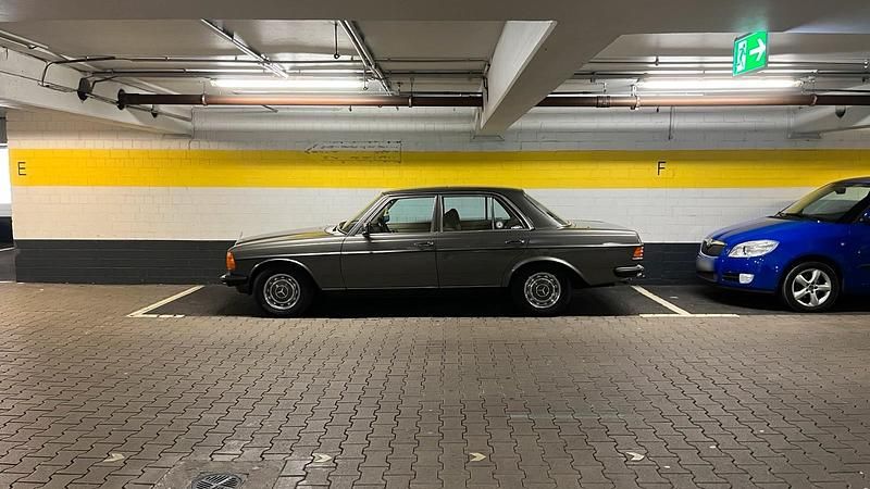 Gebraucht Mercedes E230 136 PS (100 kW) 1982 Grau Limousine