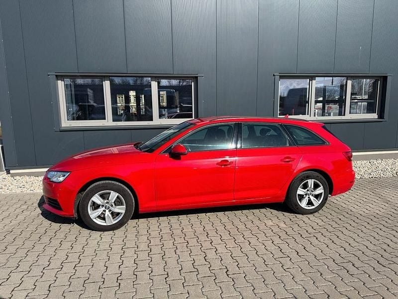 Gebraucht Audi A4 Basis 150 PS (110 kW) 2015 Tangorot metallic Kombi