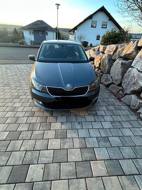 Grau Gebraucht 2015 Skoda Fabia Ambition Kleinwagen | 7.699 € (Fairer Preis) - Bild 1/4