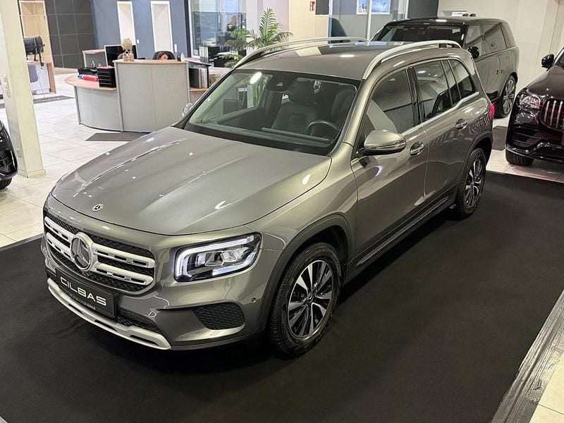 Mountaingrau met. Gebraucht 2022 Mercedes GLB200 Style SUV | 27.900 € (Guter Preis) - Bild 1/4