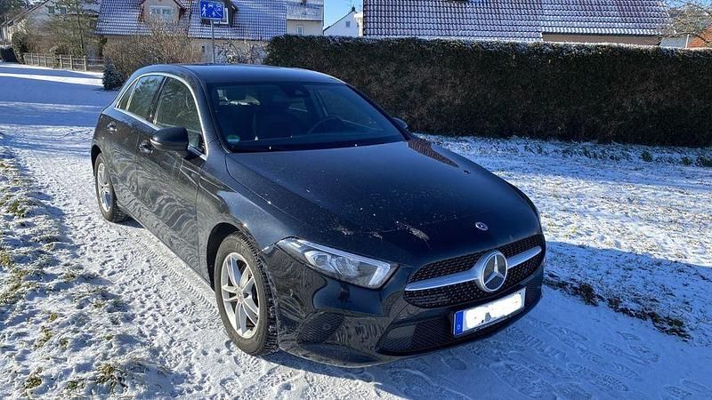 Schwarz Gebraucht 2022 Mercedes A200 Advanced Limousine | 22.100 € (Guter Preis) - Bild 1/4