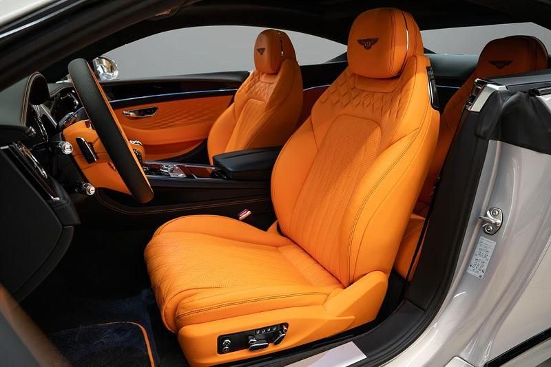 Neu Bentley Continental 680 PS (500 kW) 2025 Silber Coupé