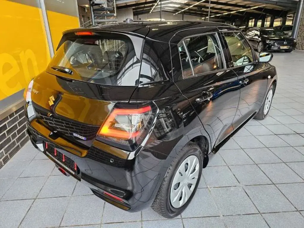 Gebraucht Suzuki Swift 83 PS (61 kW) 2024 Super black pearl (metallic) Kleinwagen