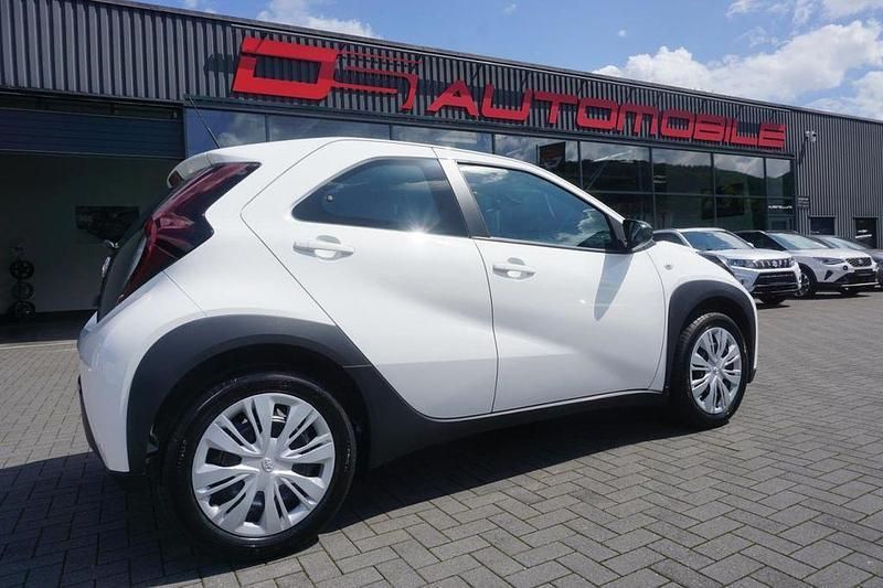 Super whi (weiß) Neu 2025 Toyota Aygo Business Edition Kleinwagen | 18.990 € - Bild 1/4