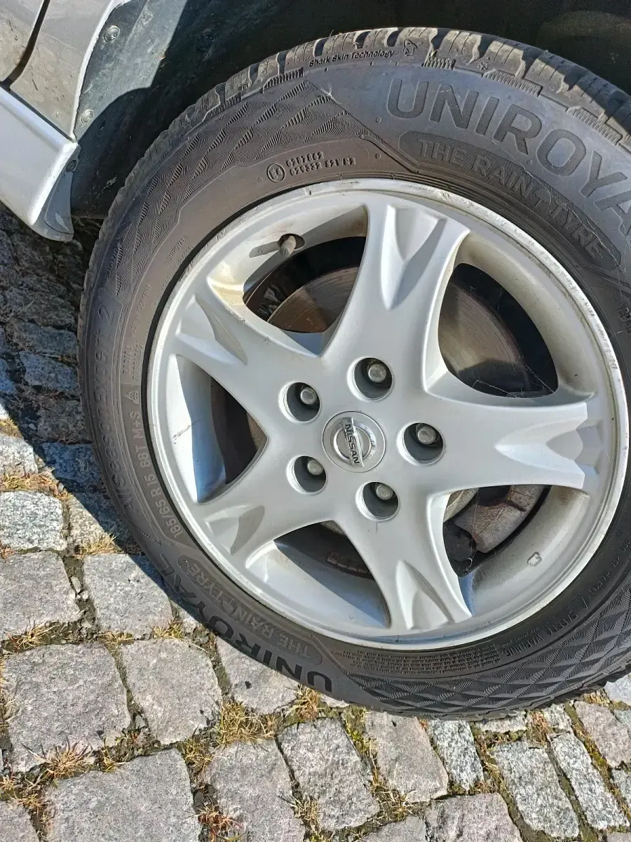 Gebraucht Nissan Almera Tino 98 PS (72 kW) 2003 Silber Van / Kleinbus