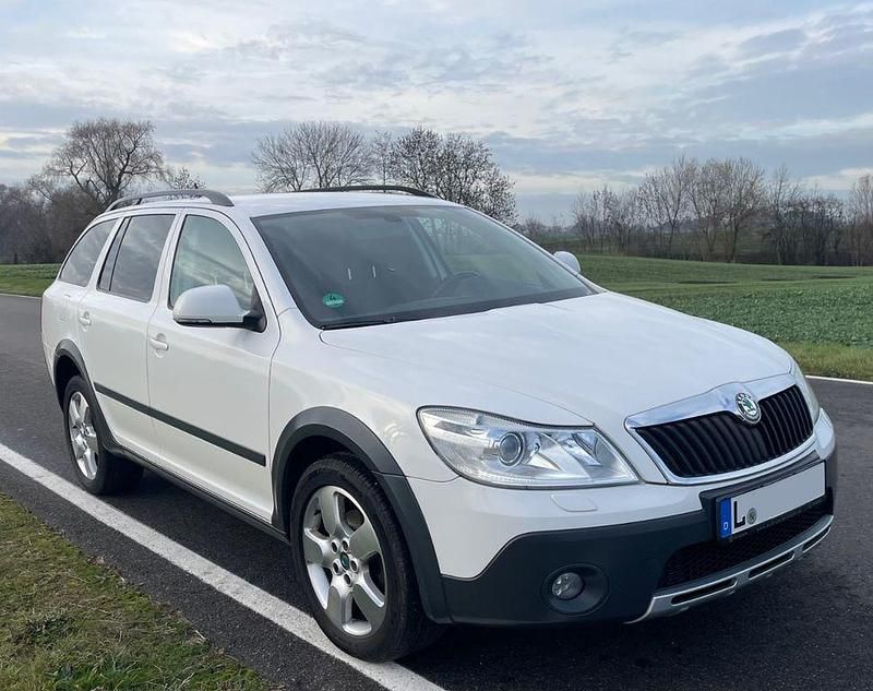 Weiß Gebraucht 2011 Skoda Octavia Scout Kombi | 6.000 € (Etwas zu teuer) - Bild 1/4