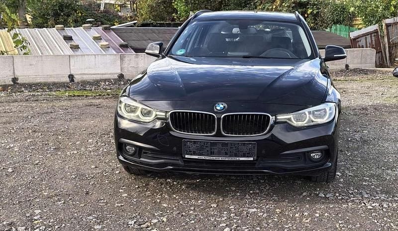 Schwarz Gebraucht 2017 BMW 318 Advantage Kombi | 12.600 € (Fairer Preis) - Bild 1/4