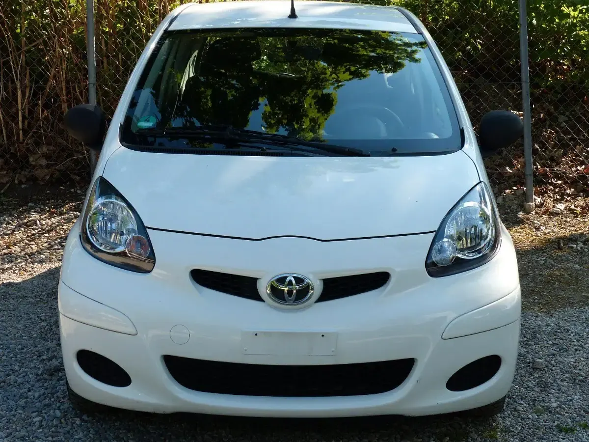 Second-hand Toyota Aygo 68 CP (50 kW) 2010 Alb Hatchback
