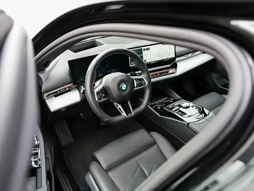 Gebraucht BMW 540 Comfort Edition 303 PS (222 kW) 2025 Saphirschwarzmetallic Limousine