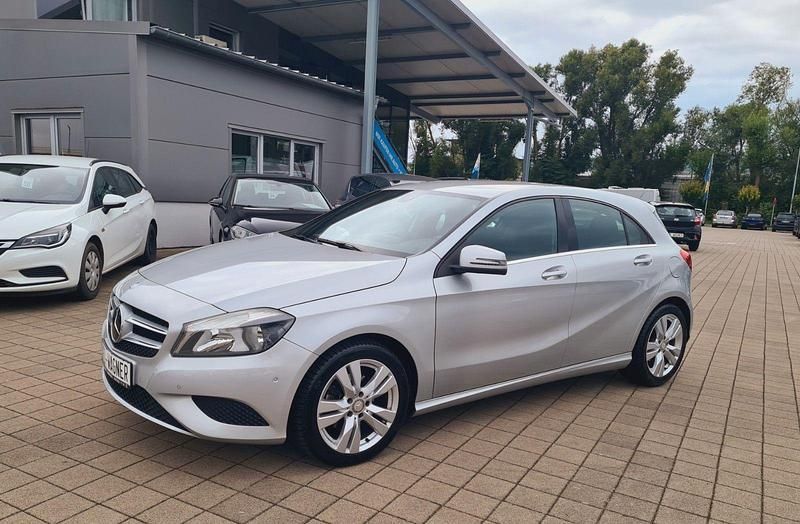 Silber Gebraucht 2014 Mercedes A180 Kleinwagen | 13.799 € (Guter Preis) - Bild 1/4