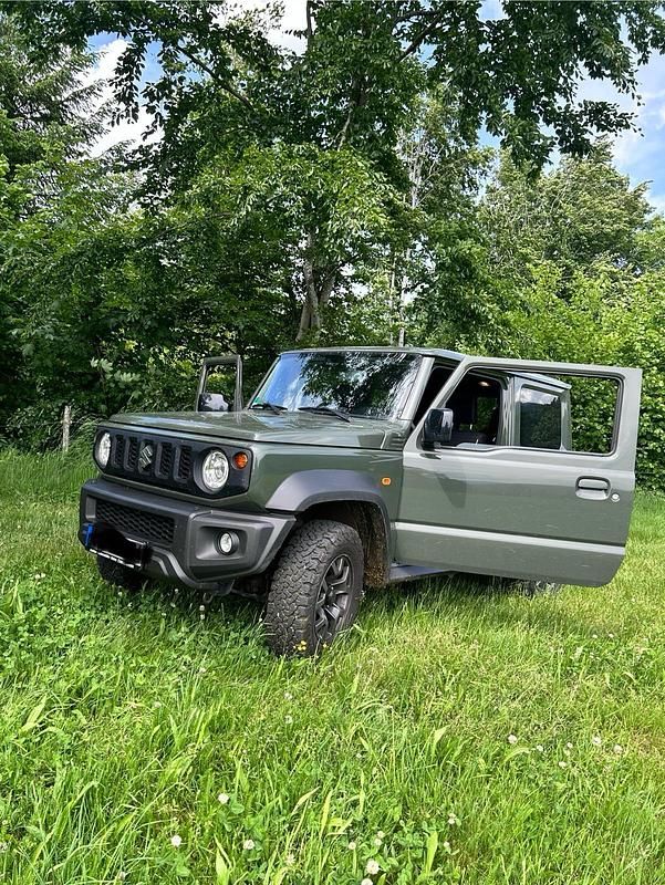 Grün Gebraucht 2020 Suzuki Jimny Comfort+ SUV | 29.999 € (Etwas zu teuer) - Bild 1/4