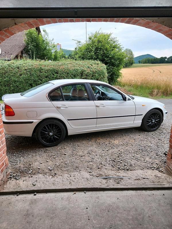 Weiß Gebraucht 2002 BMW 320 Limousine | 2.499 € (Guter Preis) - Bild 1/4