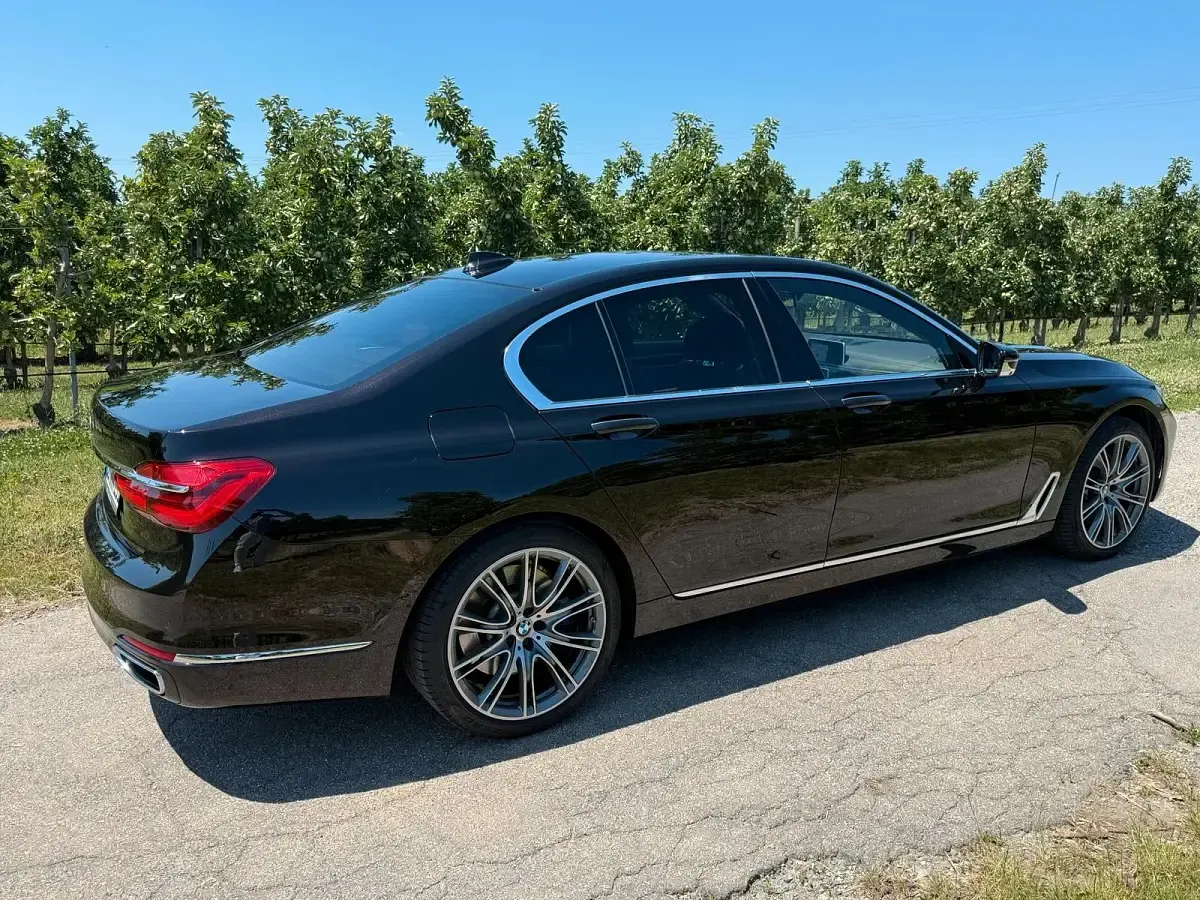 Gebraucht BMW 750 Executive 400 PS (294 kW) 2017 Braun Limousine
