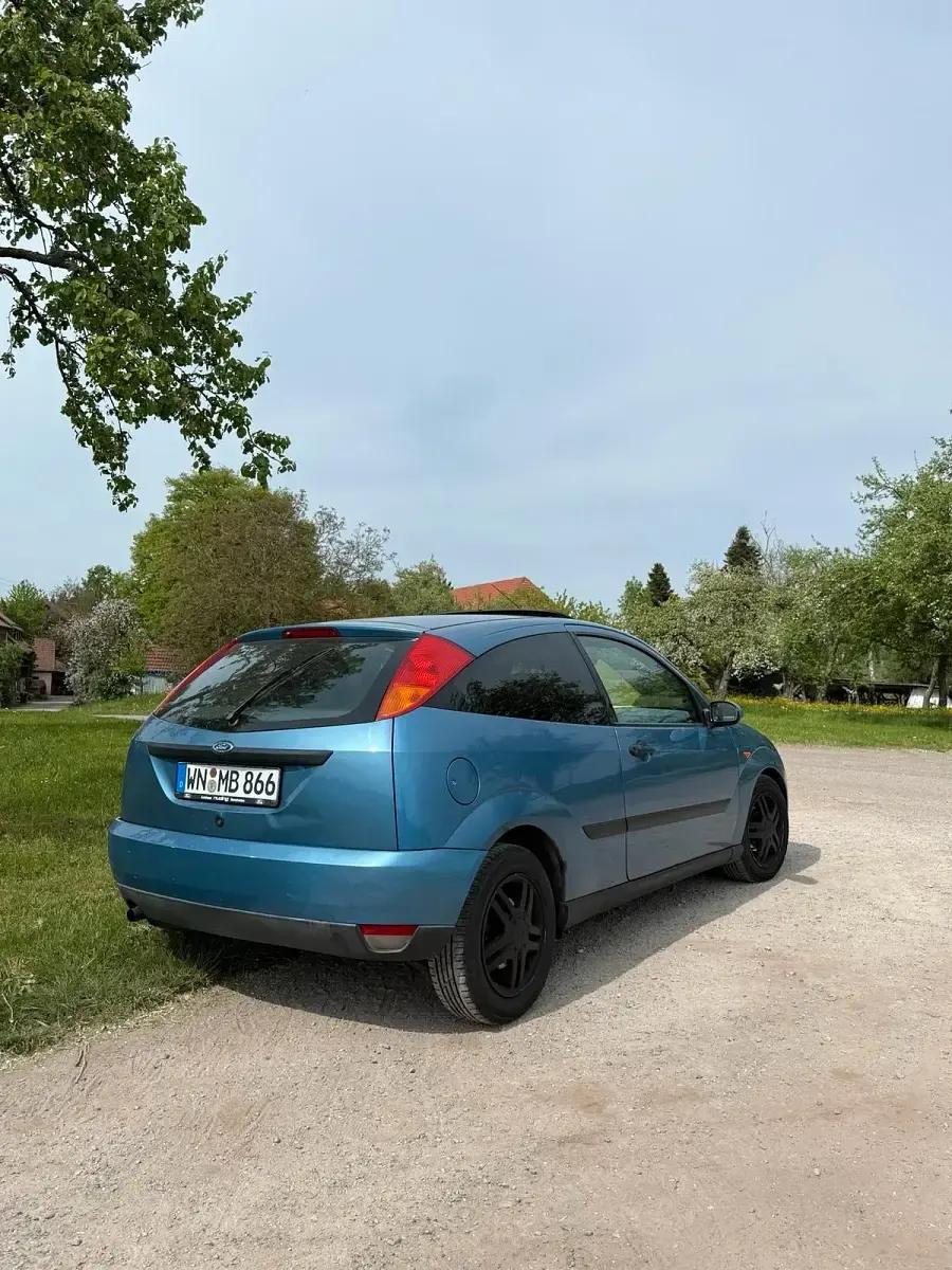 Second-hand Ford Focus 100 CP (73 kW) 2000 Albastru Berlinǎ
