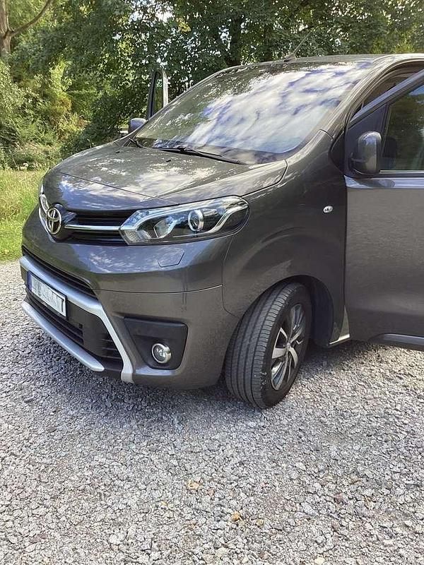 Grau Gebraucht 2020 Toyota Proace Verso Executive Kombi | 29.900 € (Superpreis) - Bild 1/4