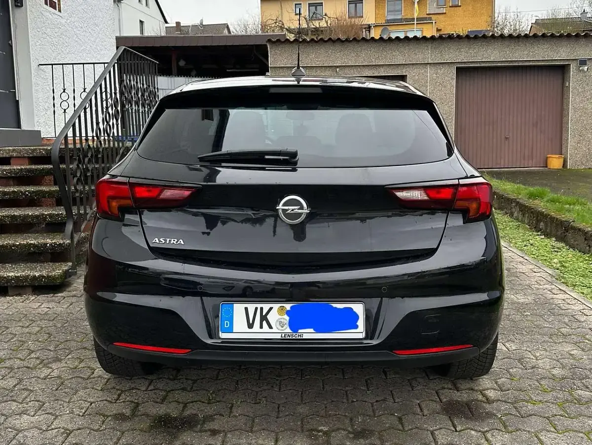 Używany Opel Astra 150 KM (110 kW) 2017 Czarny Sedan/Limuzyna