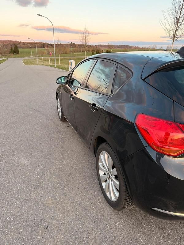 Gebraucht Opel Astra 116 PS (85 kW) 2014 Schwarz Limousine