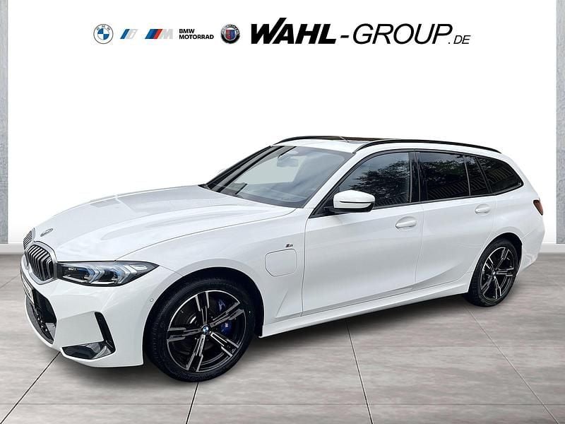 Weiß Gebraucht 2025 BMW 330e M Sport Kombi | 51.890 € (Fairer Preis) - Bild 1/4