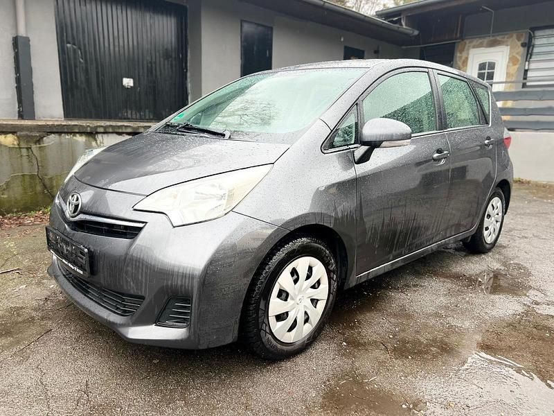 Gebraucht Toyota Verso 100 PS (73 kW) 2012 Grau Van / Kleinbus