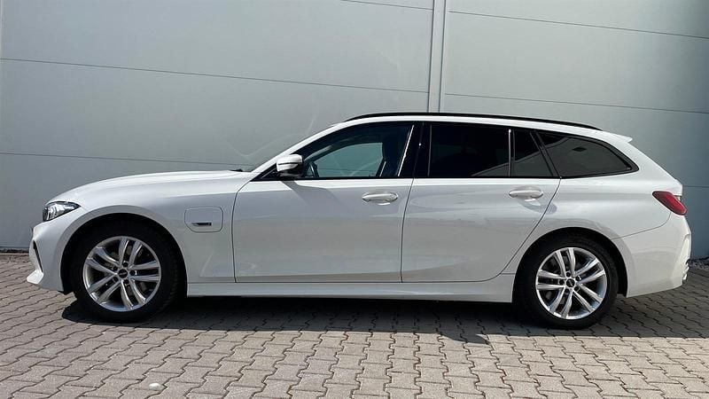 Gebraucht BMW 330e Efficient Dynamics 292 PS (214 kW) 2022 Alpinweiß uni Kombi
