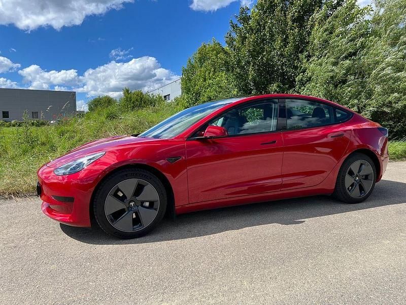 Rot Gebraucht 2022 Tesla Model 3 RWD Limousine | 29.900 € (Fairer Preis) - Bild 1/4
