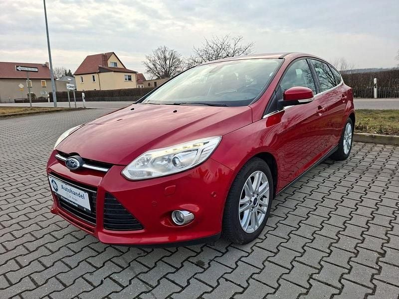 Gebraucht Ford Focus Titanium 125 PS (91 kW) 2013 Rot Limousine