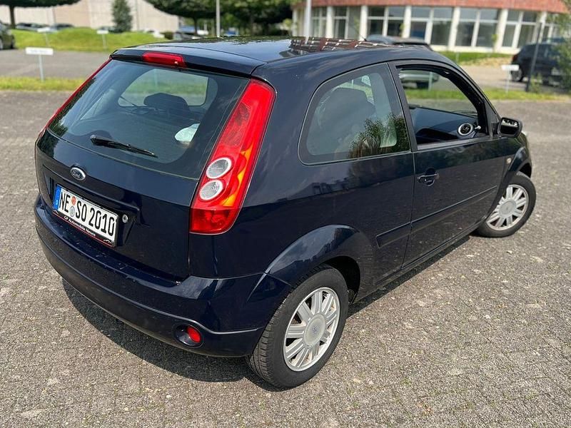 Gebraucht Ford Fiesta 60 PS (44 kW) 2006 Blau Kleinwagen