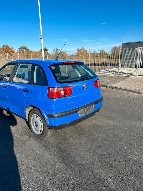 Blau Gebraucht 2000 Seat Ibiza Kleinwagen | 750 € - Bild 1/4
