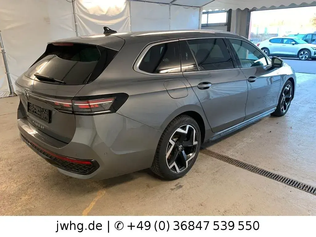 Gebraucht VW Passat R-line 150 PS (110 kW) 2025 Platinum grey (metallic) Kombi