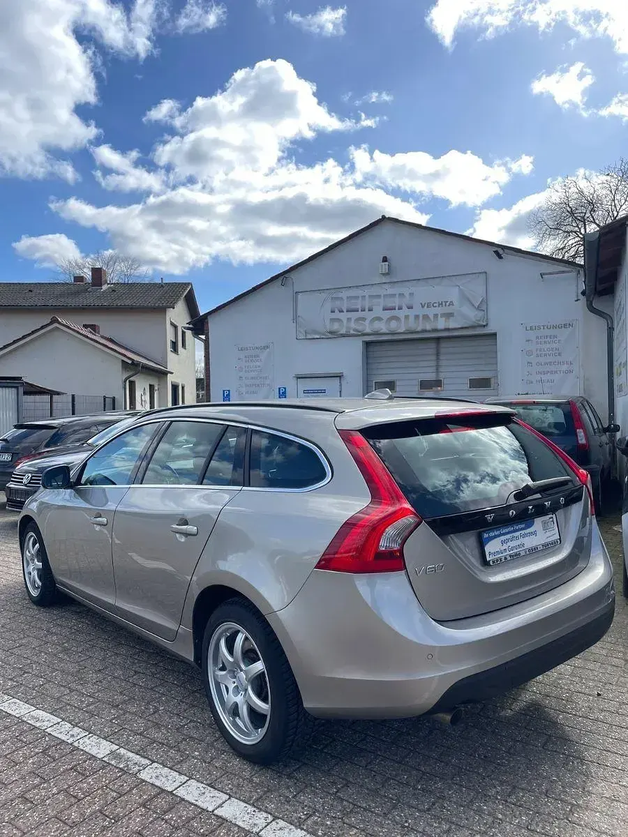 Gebraucht Volvo V60 Momentum 163 PS (119 kW) 2010 Silber Kombi