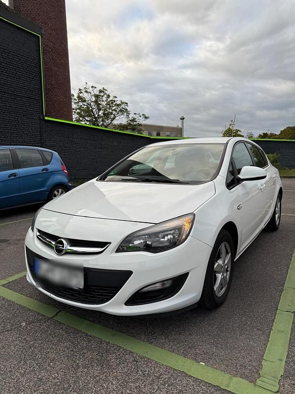 Weiß Gebraucht 2014 Opel Astra Limousine | 4.450 € (Guter Preis) - Bild 1/4