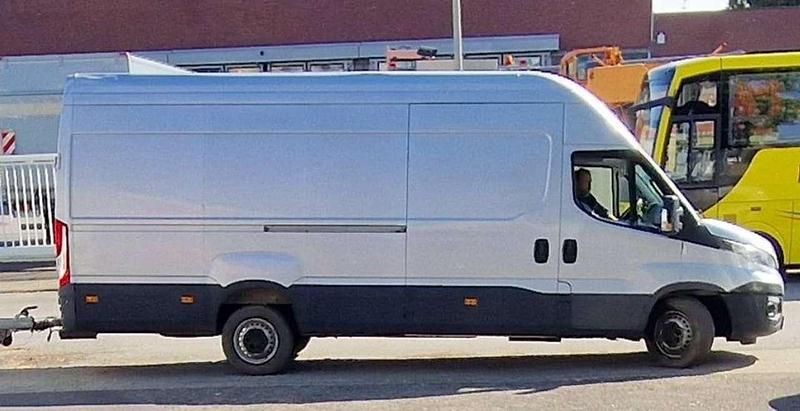 Silber Gebraucht 2017 Iveco Daily Van | 15.999 € (Fairer Preis) - Bild 1/4