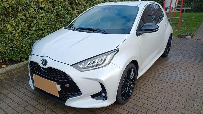 Weiß Gebraucht 2022 Toyota Yaris Sport Limousine | 22.750 € (Teuer) - Bild 1/4