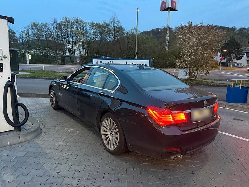 Second-hand BMW 730 245 CP (180 kW) 2010 Verde Berlinǎ
