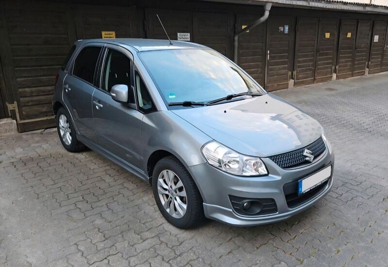 Grau Gebraucht 2013 Suzuki SX4 City+ Limousine | 8.950 € (Fairer Preis) - Bild 1/4