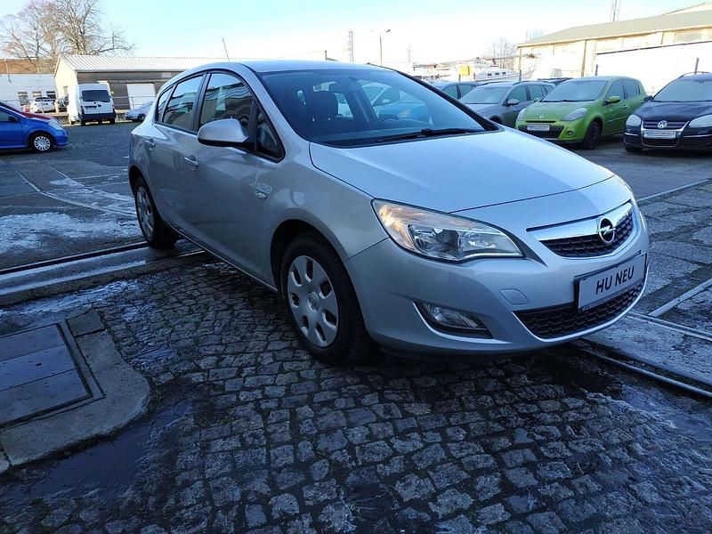 Gebraucht Opel Astra Selection 101 PS (74 kW) 2011 Argon silber Kleinwagen