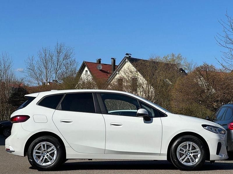 Gebraucht BMW 220 156 PS (114 kW) 2023 Weiß Van / Kleinbus