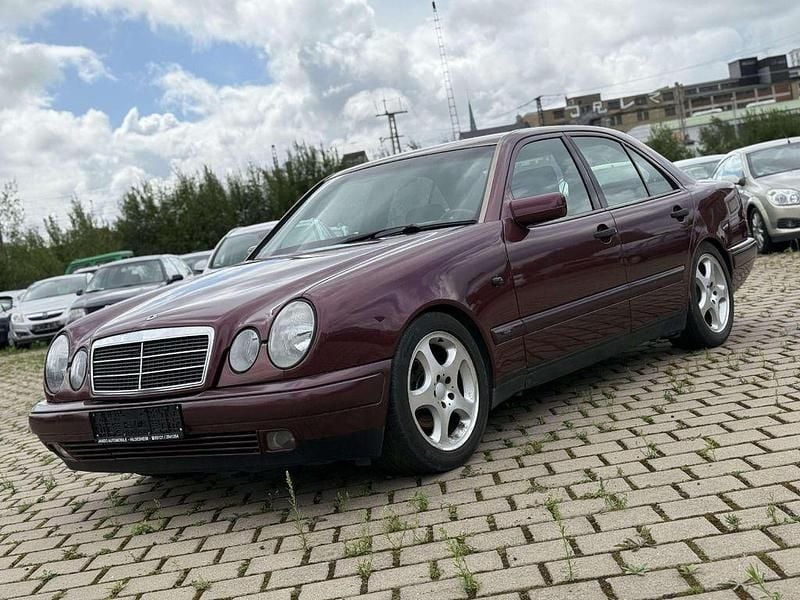 Rot Gebraucht 1996 Mercedes E200 Avantgarde Limousine | 3.700 € (Fairer Preis) - Bild 1/4