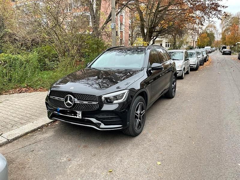 Schwarz Gebraucht 2021 Mercedes GLC300e AMG line SUV | 39.200 € (Fairer Preis) - Bild 1/4