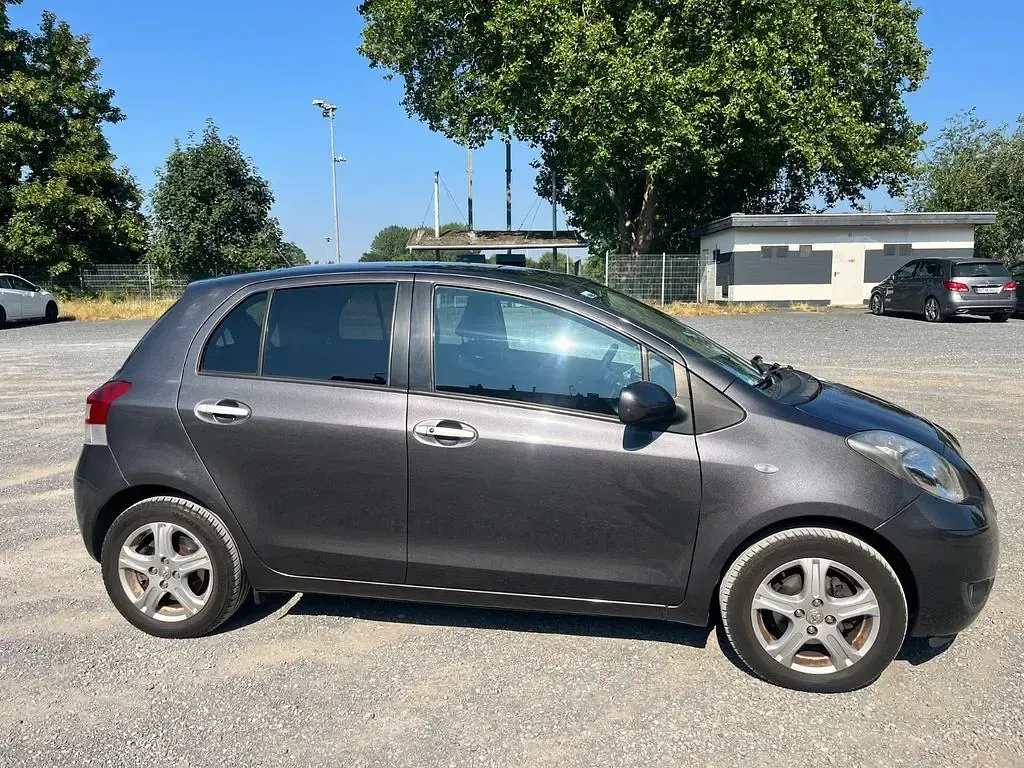 Gebraucht Toyota Yaris Edition 82 PS (60 kW) 2011 Grau Kleinwagen