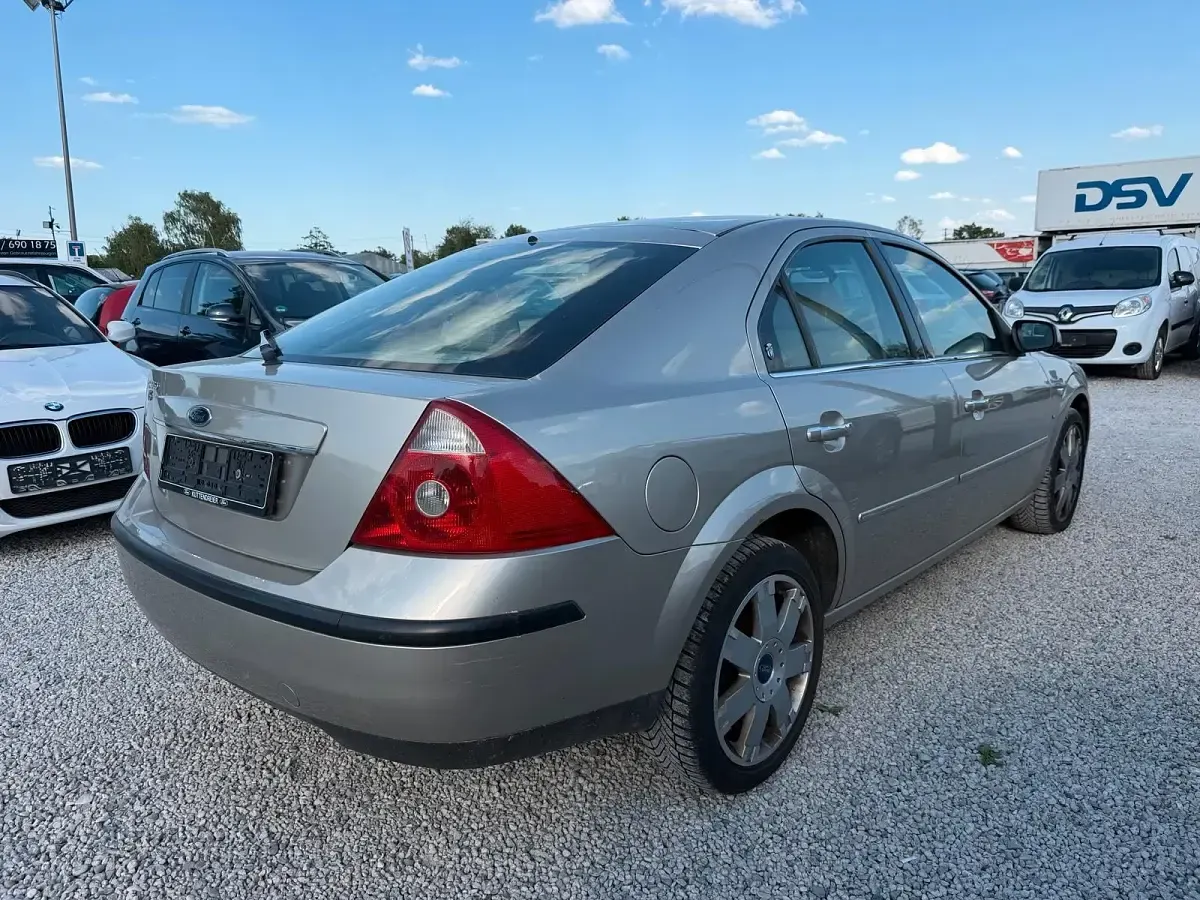 Usado Ford Mondeo Ghia 170 CV (125 kW) 2004 Dorado Berlina